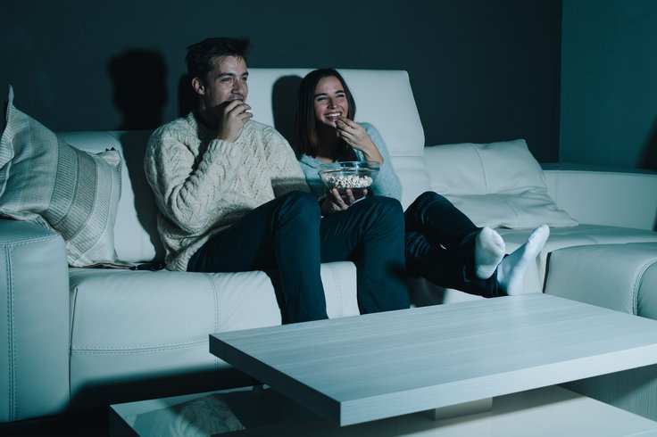 How often do internet users in Ukraine watch TV?